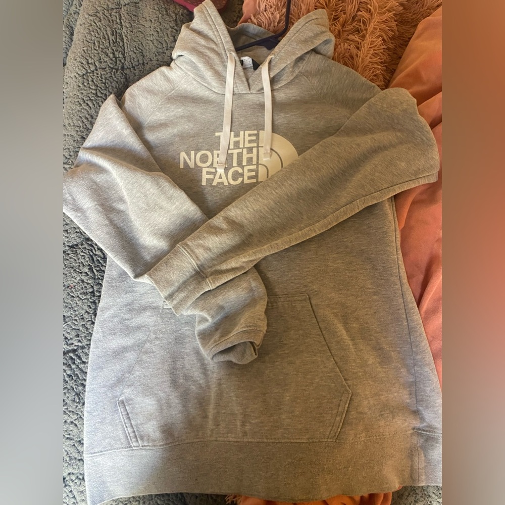 woman’s north face hoodie